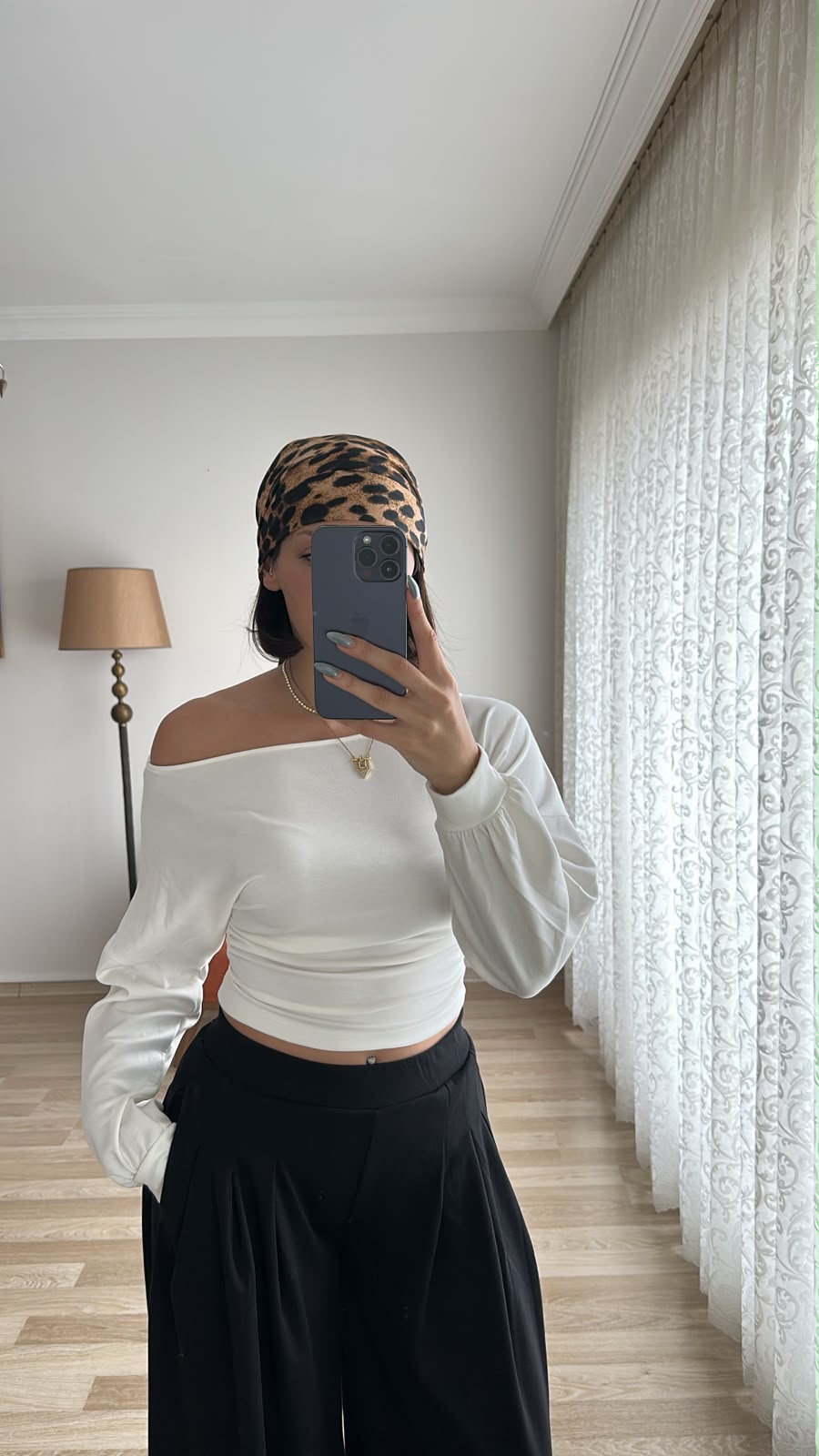 Beyaz Omuz Detaylı Bluz